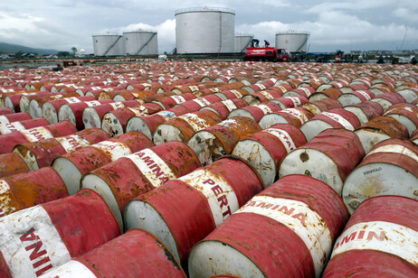 Barris de petróleo (foto de arquivo)