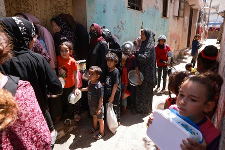 Crianças fazem fila por comida em Rafah, na Faixa de Gaza