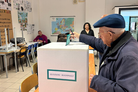 Eleitores poderão comparecer aos colégios eleitorais das 7h às 23h (de Roma)
