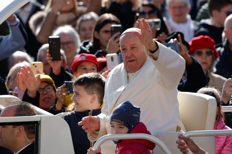 Papa Francisco com crianças na Praça de São Pedro