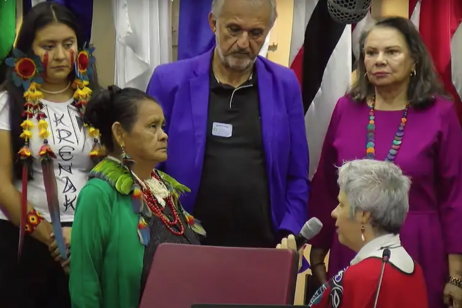 Presidente da Comissão de Anistia se ajoelha diante de indígenas (foto: reprodução)