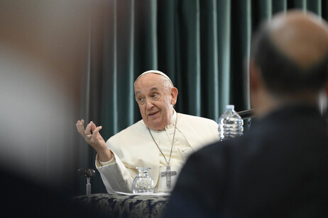 Papa Francisco se reuniu com padres em Roma