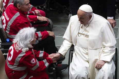 Papa Francisco durante encontro com funcionários da Cruz Vermelha, no Vaticano