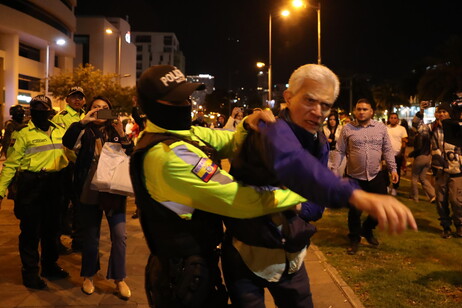 Encarregado de negócios Roberto Canseco é contido por policiais durante invasão à embaixada do México em Quito