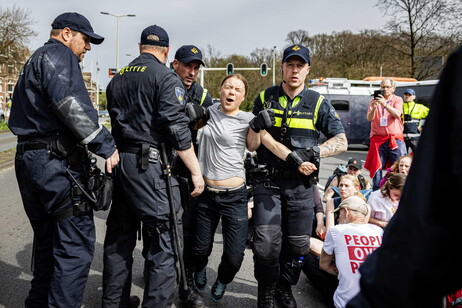 Greta Thunberg é levada pela polícia em Haia, na Holanda