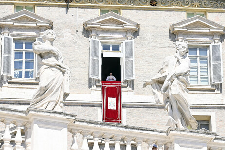 Papa Francisco pronuncia oração Regina Caeli na janela do Palácio Apostólico