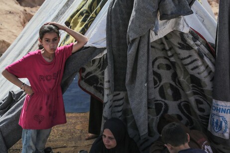 Menina palestina em campo de refugiados em Nuseirat, no centro da Faixa de Gaza