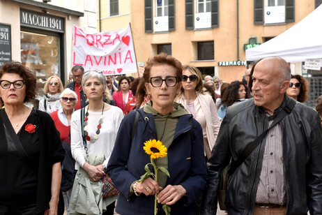 A mãe da mulher atacada, Marta Criscuolo, compareceu no ato segurando um girassol nas mãos
