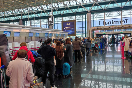 Muchos pasajeros en el aeropuerto Fiumicino de Roma.