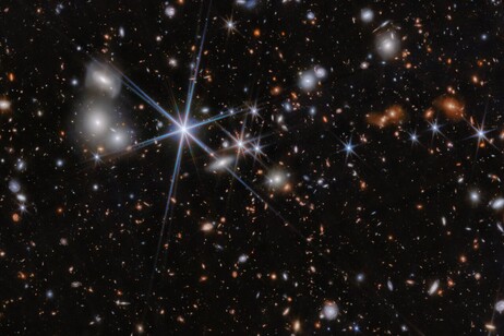 Il sistema ZS7 in cui è stata osservata la fusione tra due galassie e i loro buchi neri (fonte: ESA/Webb, NASA, CSA, J. Dunlop, D. Magee, P. G. Pérez-González, H. Übler, R. Maiolino, et. Al)