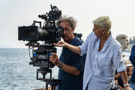 Paolo Sorrentino e Daria D'Antonio sul set del film Parhenope di Sorrentino