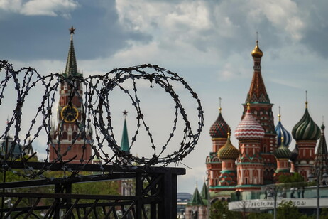 Vista da torre do Kremlin e da Catedral de São Basílio, em Moscou