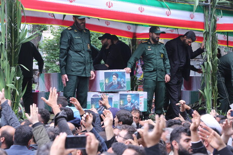 Multidão acompanha funeral de presidente do Irã