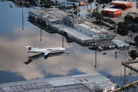 Aeroporto de Porto Alegre ficou tomado pela água durante inundações no Rio Grande do Sul