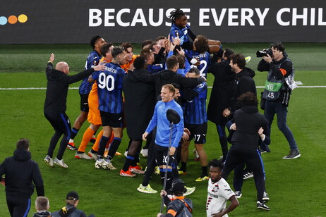 Jogadores da Atalanta celebram vitória na Liga Europa
