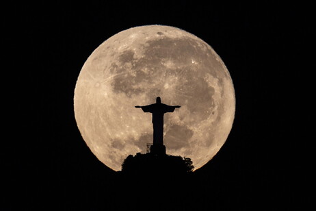 Vista da Lua com o Cristo Redentor, no Rio de Janeiro, em primeiro plano