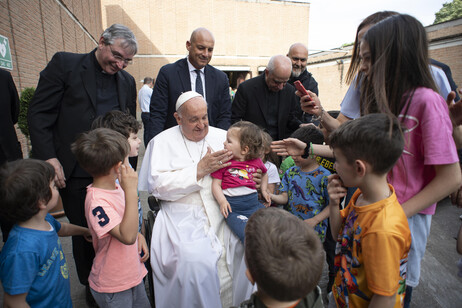 Francisco reunido com crianças na Itália