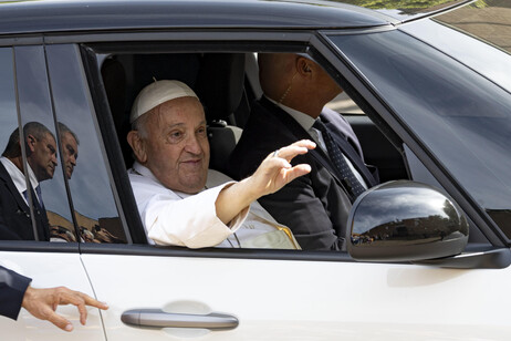 Francisco durante saída do Vaticano
