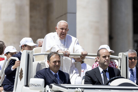 Ao lado do motorista, novo mordomo do Papa, Daniele Cherubini, acompanhou missa na Praça São Pedro
