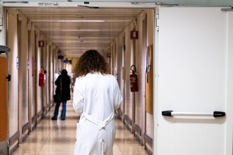 Una dottoressa nei corridoi di un ospedale in una foto di archivio