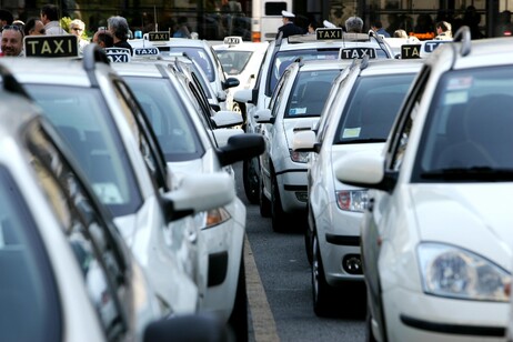 Taxistas italianos vão fazer greve entre 5 e 6 de junho