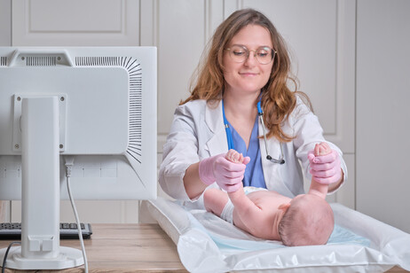 Visita medica di un neonato  foto :Andrey Zhuravlev-iStock