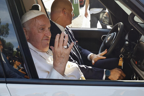 Papa chegando ao Vaticano