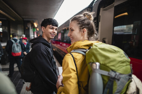 Giovani viaggiatori in treno foto iStock.