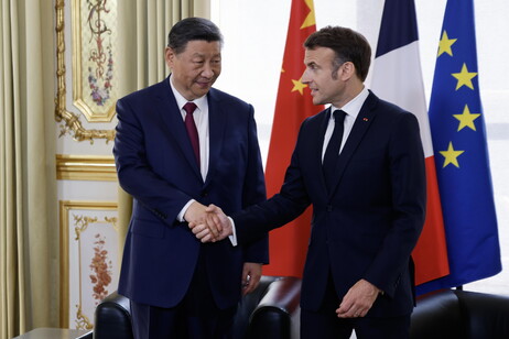Xi Jinping e Macron durante reunião em Paris