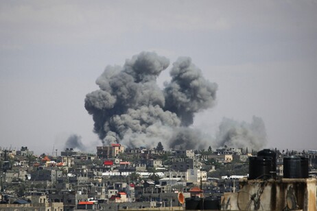 Israel bombardea dos zonas de Rafah (ANSA)