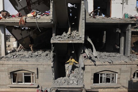 Destruição provocada por bombardeios israelenses em Rafah