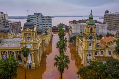 Boa parte de Porto Alegre continua debaixo d'água