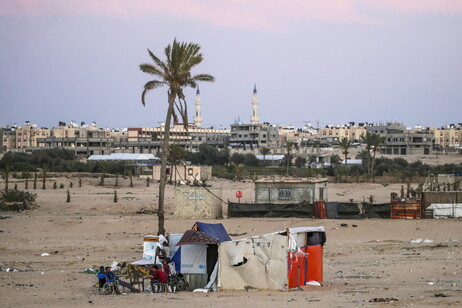 Palestinos deslocados mudam campo após ordem de evacuação de Rafah