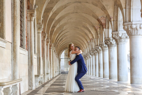 Una coppia di sposi a Venezia foto iStock.