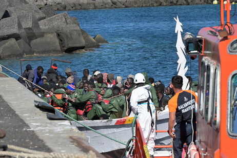 Barco de resgate de migrantes em La Restinga, Espanha