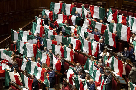 Oposição leva bandeiras da Itália à Câmara para protestar contra 'autonomia diferenciada'