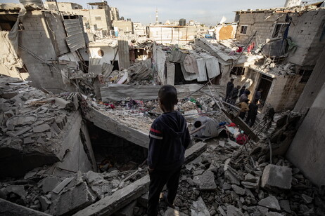 Destruição provocada por ataque israelense em Rafah, sul da Faixa de Gaza