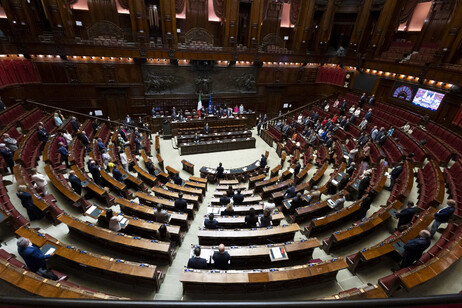 Parlamentares de maioria deixaram plenário em protesto