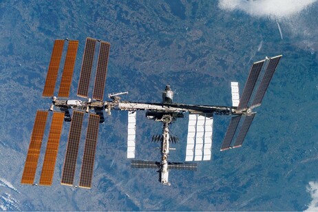 La Iss fotografata sullo sfondo della Terra dallo Space Shuttle Discovery (fonte: MSFC/NASA)