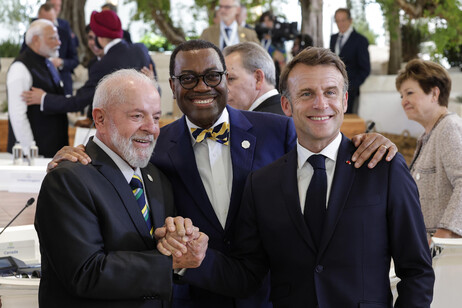 Lula cumprimenta chefe do Banco Africano de Desenvolvimento, Akinwumi Adesina, e Emmanuel Macron