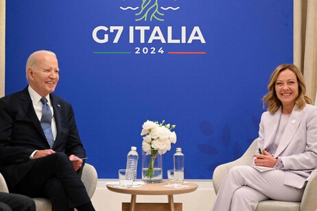 Joe Biden e Giorgia Meloni durante encontro no G7, em junho