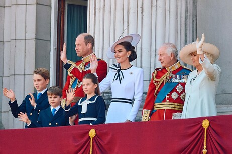 Saudação dos membros da realeza britânica foi acompanhada por milhares de pessoas