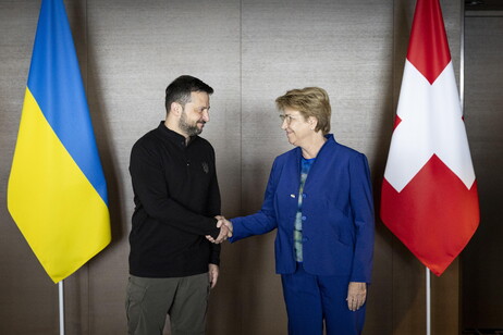 Presidente ucraniano, Zelensky, com sua homóloga suíça, Amherd, durante a cúpula em Lucerna