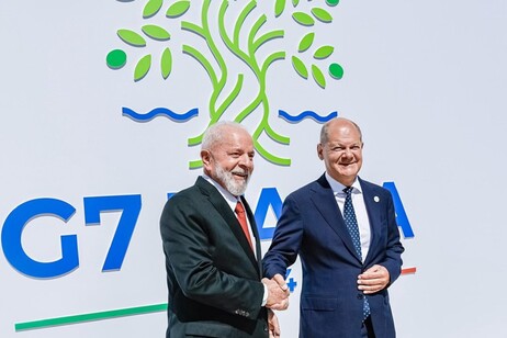 Lula e Scholz durante reunião de líderes do G7, em junho, na Itália