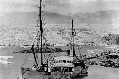 La nave Quest ancorata in Groenlandia nel 1930 (fonte: Royal Canadian Geographical Society, Facebook)
