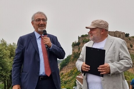 Il presidente della Regione Lazio, Francesco Rocca, a sinistra, saluta i ragazzi di Juppiter