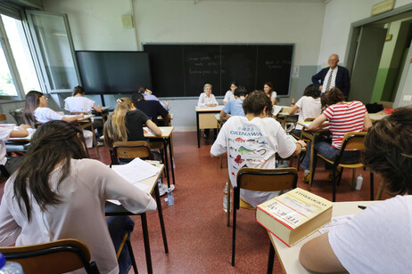 Studenti alle prese con la prima prova di Maturità