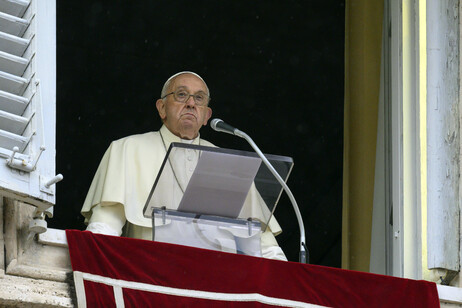 Papa em oração do Angelus