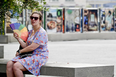Una turista en Nápoles trata de combatir el calor con su abanico. U