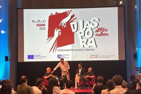 Diaspora degli artisti, a sx Hagai Levi , in piedi il presidente del Csc Sergio Castellitto